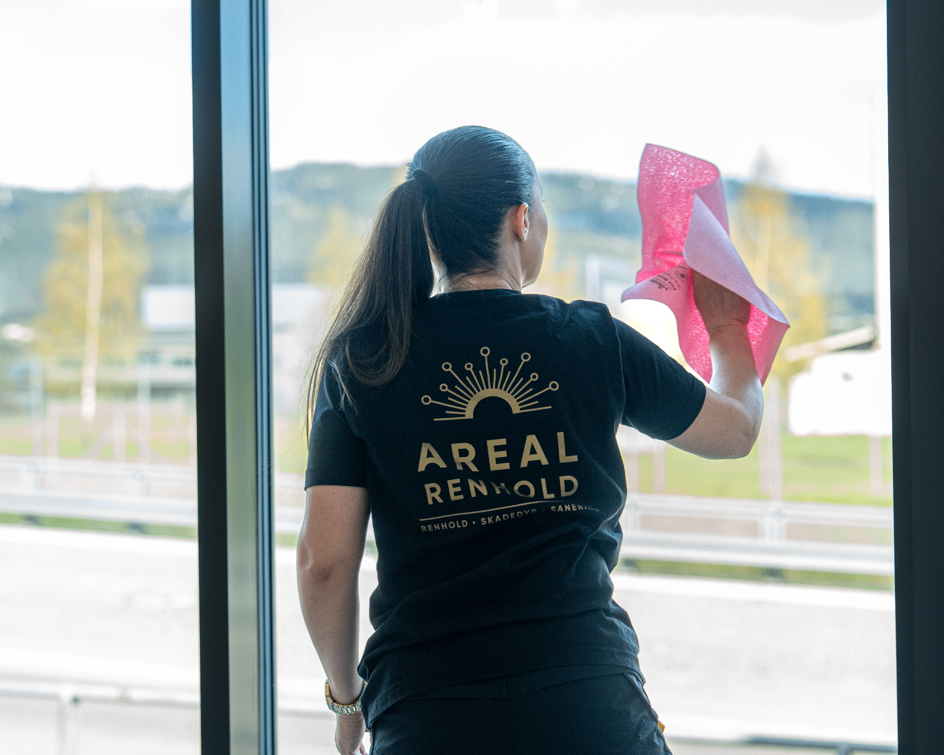 Renholder fra Areal Renhold vasker store vindusflater